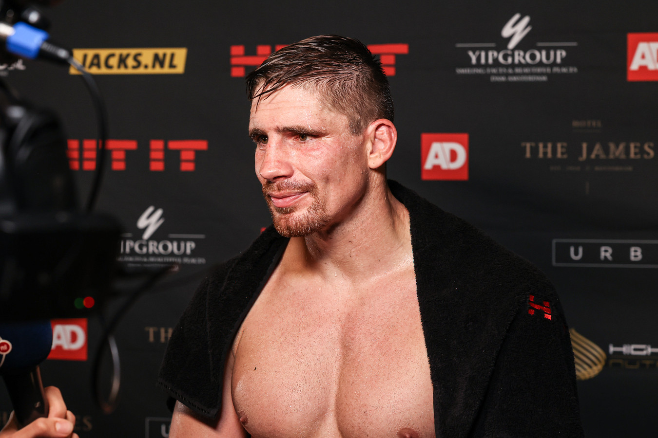 Rico Verhoeven moet kickbokstitel straks delen door blessure, maar ‘Iedereen weet dat ik dé