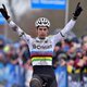 Publiek in Eeklo maakt wat mee: eerste triomftocht Van Aert in regenboogtrui