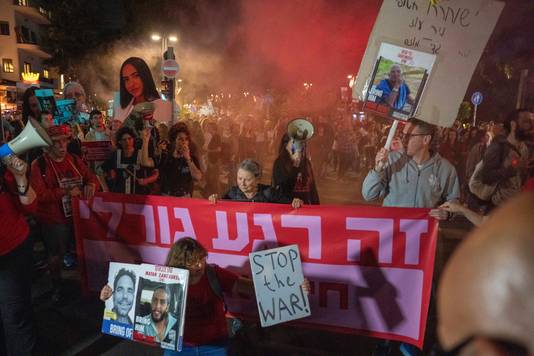 Demonstranten eisen de vrijlating van de Israëlische gijzelaars die nog door Hamas worden vastgehouden tijdens een groot protest in Tel Aviv op woensdagavond.