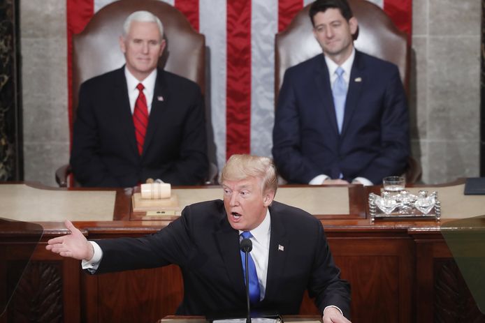 Donald Trump houdt zijn eerste 'State of the Union', de Amerikaanse 'troonrede'. Op de achtergrond links vicepresident Mike Pence en rechts Speaker of the House Paul Ryan.