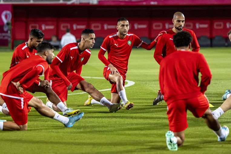 Hakim Ziyech (centraal) en zijn ploegmaats trainen in Doha. Beeld ANP / EPA