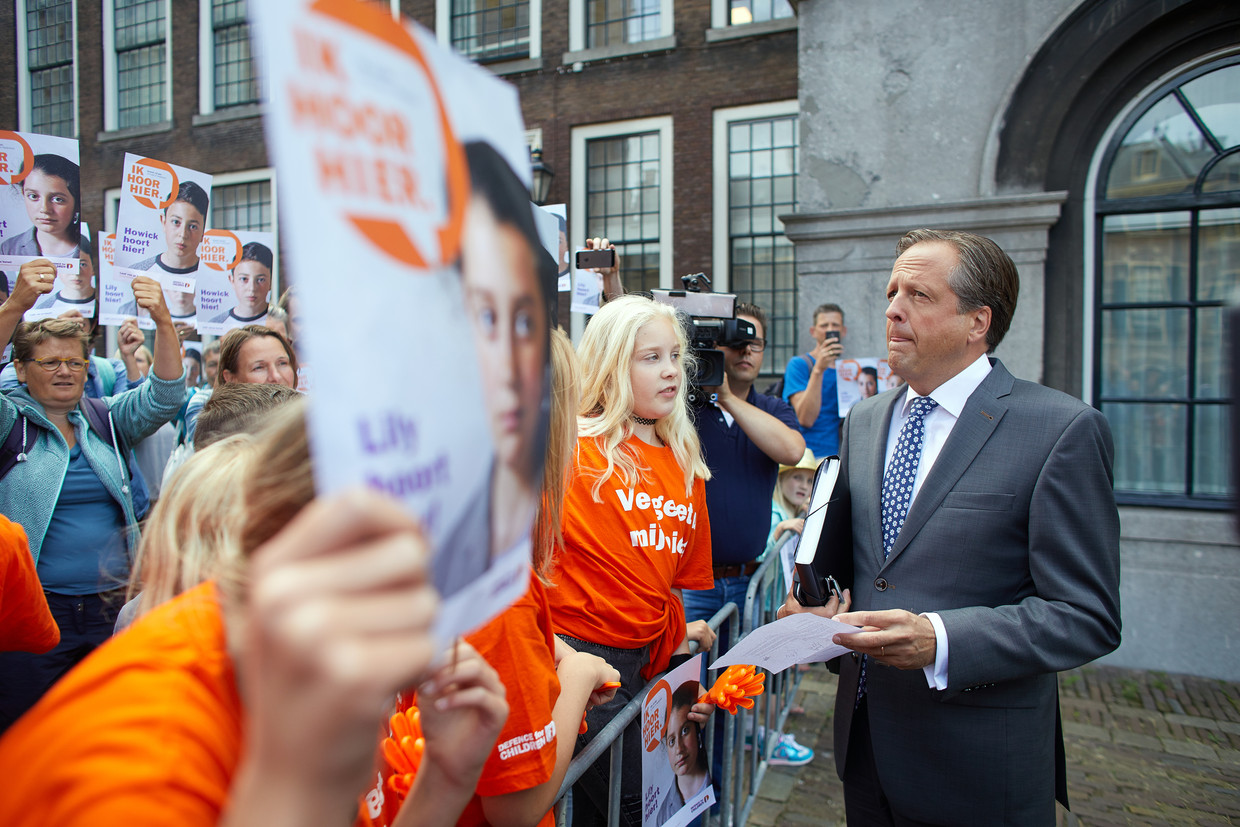  Alexander Pechtold (D66) luistert naar kinderen uit Amersfoort die vorige week demonstreerden voor hun klasgenoten Lili en Howick. Beeld Phil Nijhuis