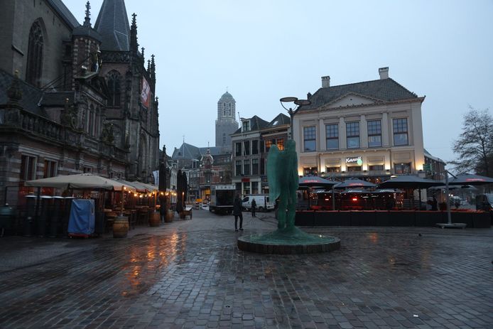 De terrassen op de Grote Markt in het centrum van Zwolle zijn woensdagmorgen weer uitgestald.