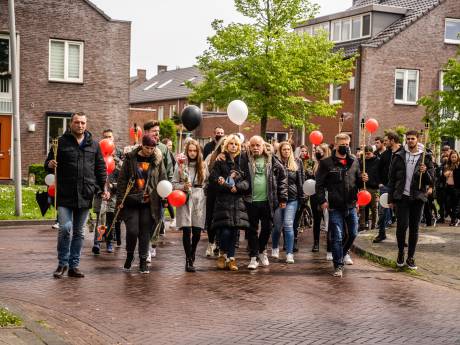 Moeder van Eduard slaakt hartenkreet bij stille tocht: ‘Waarom moet ik hem begraven? Waarom is hij vermoord?’
