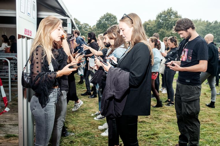 Er stond een bescheiden rij voor de ingang om de sinds zaterdag verplichte coronapas te laten scannen.  Beeld Jakob van Vliet