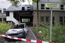 Eén van de auto's die het gemeentehuis is ingereden. foto ANP