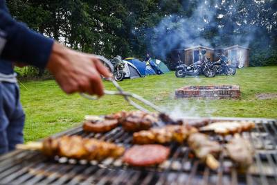 Tieners bestormen camping en mishandelen gast (18), moeder ...