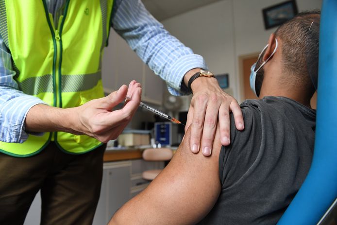 Een man krijgt een vaccin tegen apenpokken in Parijs.