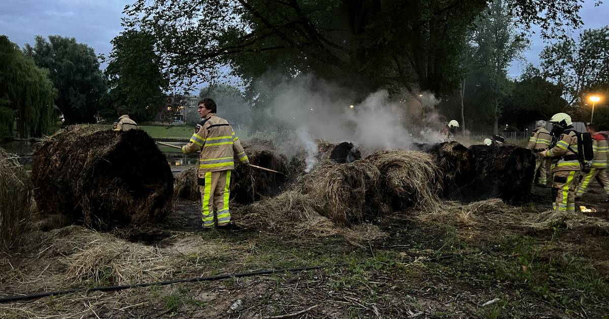 Hooibalen smeulen in Deventer: rook drijft over wijk heen