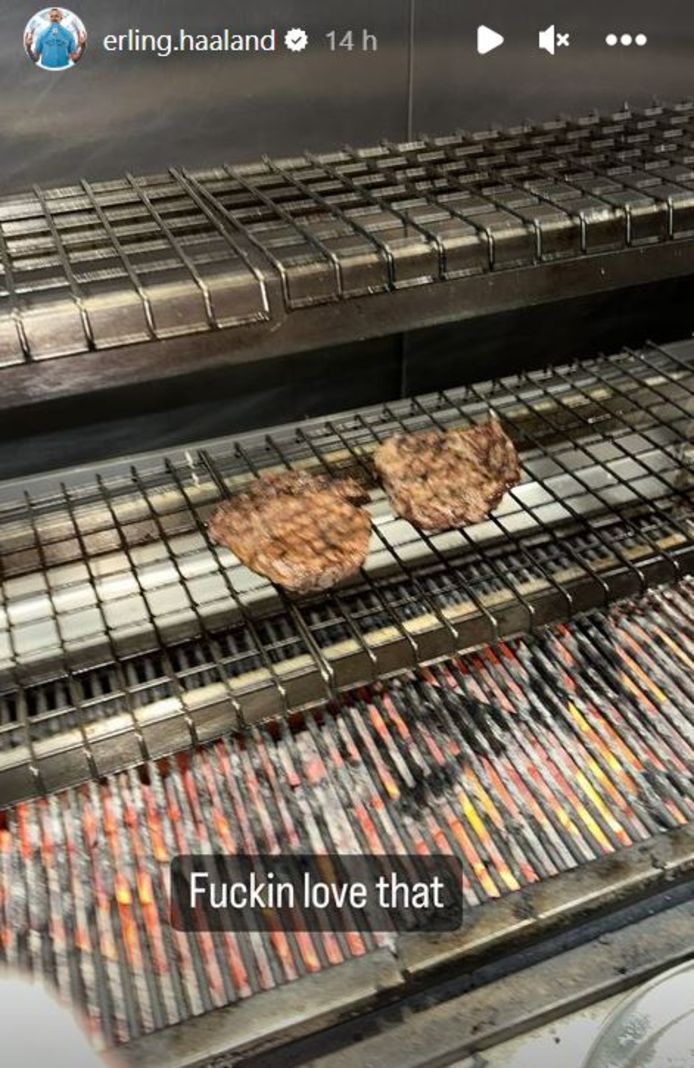 Haaland en cuisine lors de la fête.