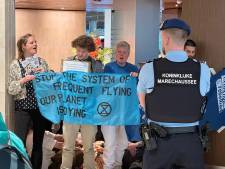 Extinction Rebellion protesteert in KLM Lounge op Schiphol, marechaussee staat klaar om in te grijpen