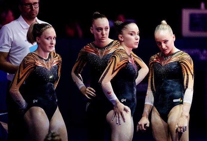 Vera van Pol (tweede van rechts) en Sanne Wevers (rechts).