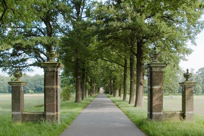 De toegangsweg van gedenkpark Kranenburg.