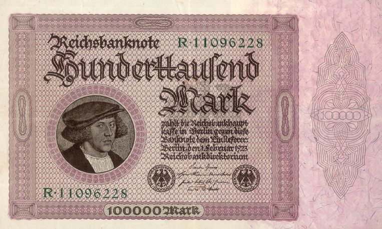 Een 100.000 mark biljet, als voorbeeld van de hyperinflatie van de Weimar Republiek, februari 1923. De periode duurde van 1921 tot 1923.  Beeld Getty Images
