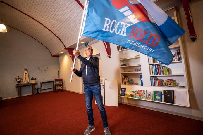 Diaken Bert Huitink met de vlag van het jongerenpastoraat Rock Solid in Tubbergen. Onder de titel Moving On gaat hij nu eenzelfde project opzetten voor de Plechelmusparochie Oldenzaal.