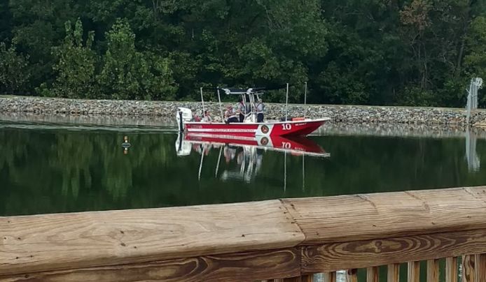 Beeld van een zoekactie met een sonarboot op het meer in Rankin Lake Park.