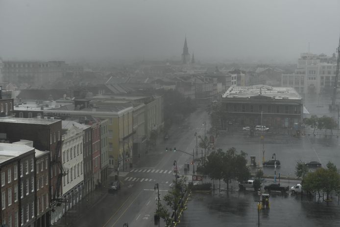 Regen boven Canal Street in New Orleans, Louisiana nadat orkaan Ida aan land gegaan is.