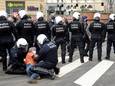 Een manifestant wordt klemgehouden en gearresteerd in Brussel.