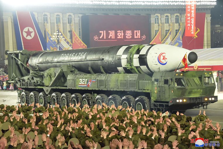 Een door het Noord-Koreaanse staatspersbureau op 8 februari vrijgegeven foto van een Intercontinentale Ballistische Raket. Beeld AFP