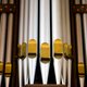 Waarom orgelpijpen een toontje lager zingen