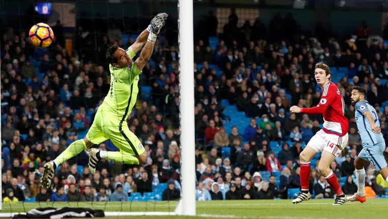 Marten de Roon kopt de bal achter doelman Claudio Bravo. Beeld Proshots