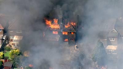 Un incendie spectaculaire fait rage dans un village à l'est de Londres
