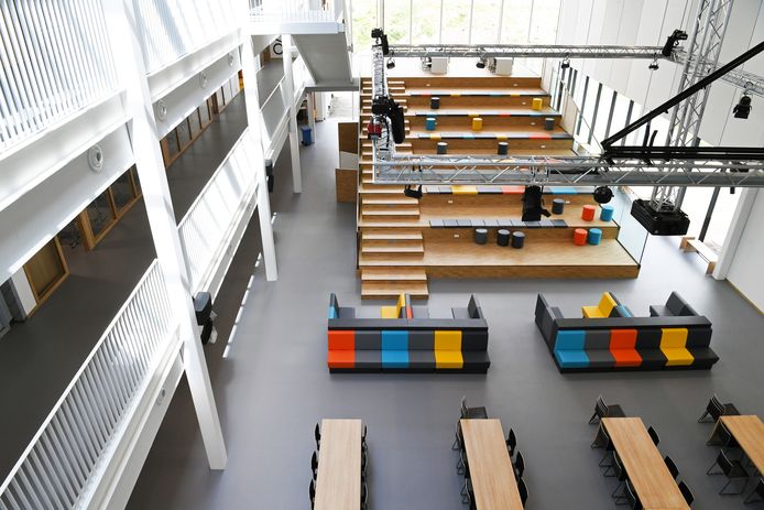 Het Cambreur College in Dongen zag met het splinternieuwe onderkomen het aantal aanmeldingen vorig jaar stijgen, dit jaar daalt het aantal aanmeldingen weer naar het gemiddelde niveau.