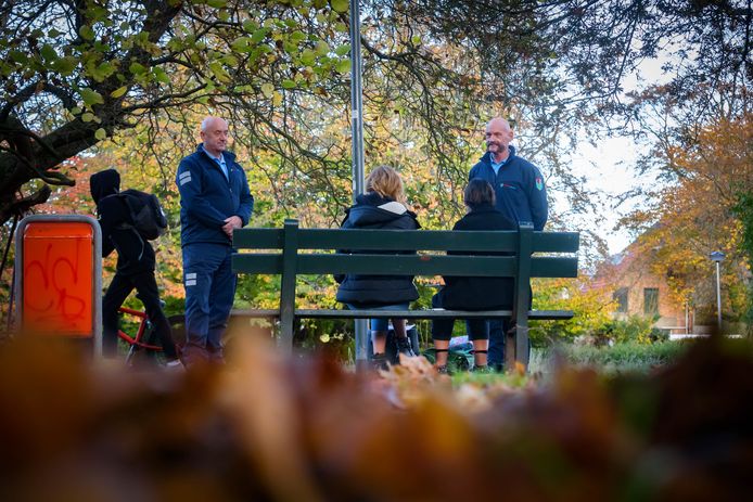 Parkrangers Jan en Rien in actie in het Emile van Loonpark. Ze houden er na maanden van onrust op verzoek van burgemeester Han van Midden een oogje in het zeil en spreken al dan niet overlastgevende bezoekers aan.