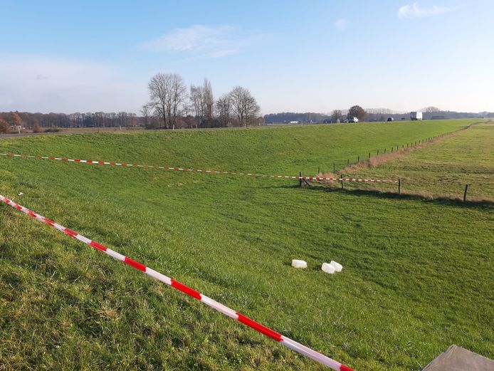 De jerrycans in het afgezette stuk grasland langs de IJsseldijk bij Diepenveen zijn vandaag in opdracht van het waterschap door een bedrijf verwijderd.