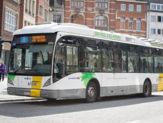“Zeer bezorgd”: De Lijn heeft nu al tientallen bussen aan de kant staan wegens faillissement Van Hool