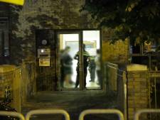 Politie rukt uit voor inbraakalarm bij school, na half uur komen zes jongeren naar ingang gelopen