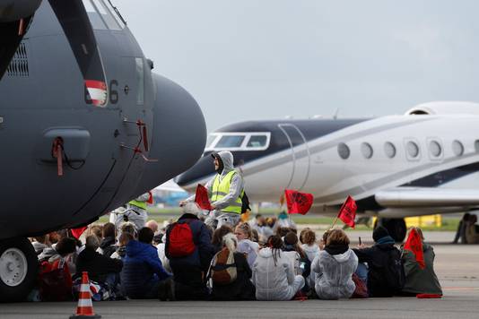 Een groep van minstens honderd klimaatactivisten heeft vanmiddag het vliegveld op Schiphol betreden waar de privévliegtuigen staan.