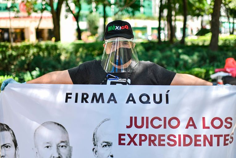 Protest in Mexico-Stad tegen de wijdverbreide corruptie onder politici, onder wie drie oud-presidenten. Beeld AFP