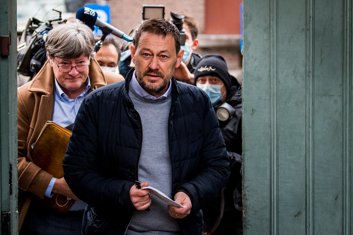 Bart De Pauw en zijn advocaat Michaël Verhaeghe begin dit jaar aan de rechtbank in Mechelen. Beeld BELGA