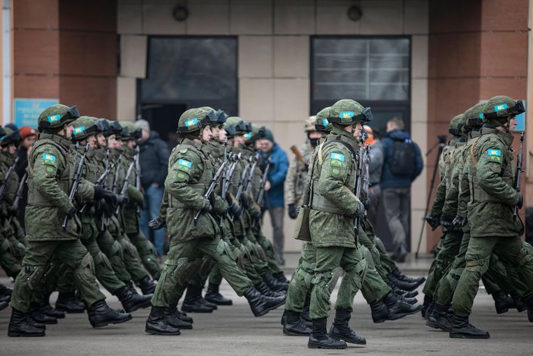 Militairen van de Collective Security Treaty Organisation marcheren in Almaty. De Kazachse president Tokajev riep de hulp in van grote buur Rusland en het CSTO-bondgenootschap.  Beeld EPA