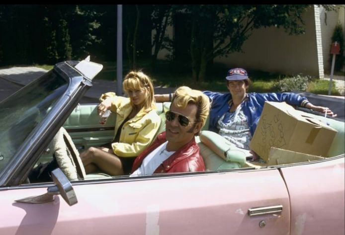 The Flodder family in their pink Chevrolet.