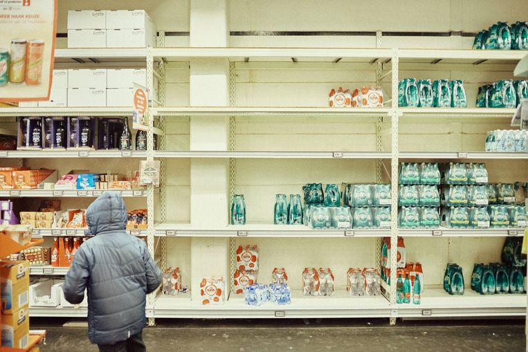 Lege rekken in de Colruyt na de doortocht van hamsteraars. Beeld Thomas Sweertvaegher