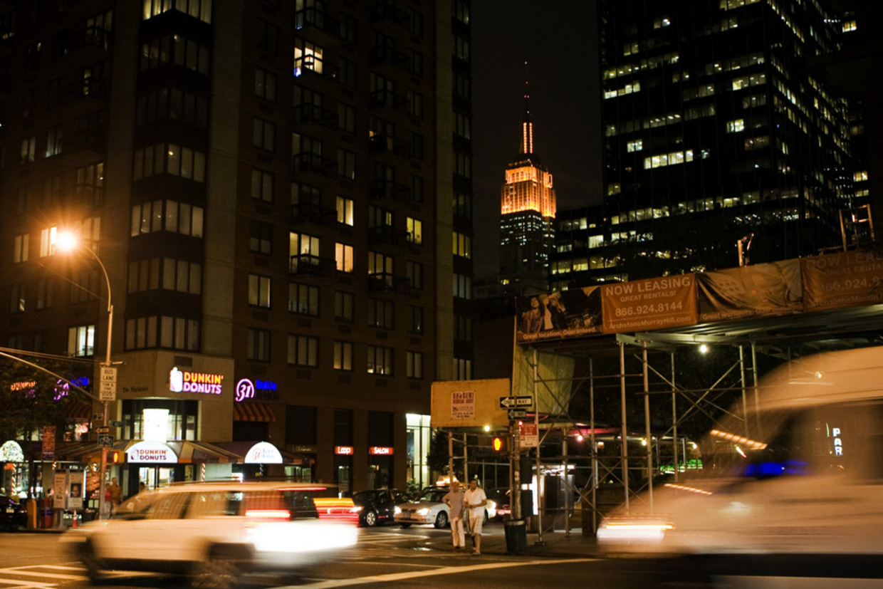 Het Empire State Building in New York is oranje verlicht ter gelegenheid van het 400-jarig bestaan van de stad. Willem-Alexander en MÃ¡xima ontstaken de verlichting. (ANP) Beeld 