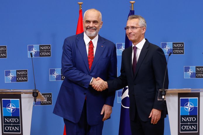 De Albaanse premier Edi Rama naast NAVO-chef Jens Stoltenberg.
