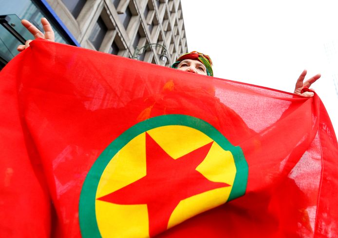 Een vlag van de PKK. De Brusselse kamer van inbeschuldigingstelling oordeelde vrijdag opnieuw dat de organisatie geen terroristische organisatie is. Turkije is het daar niet mee eens.