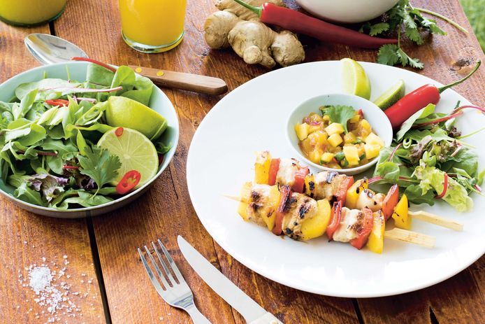 Kip-paprikaspiezen met mangosalsa.