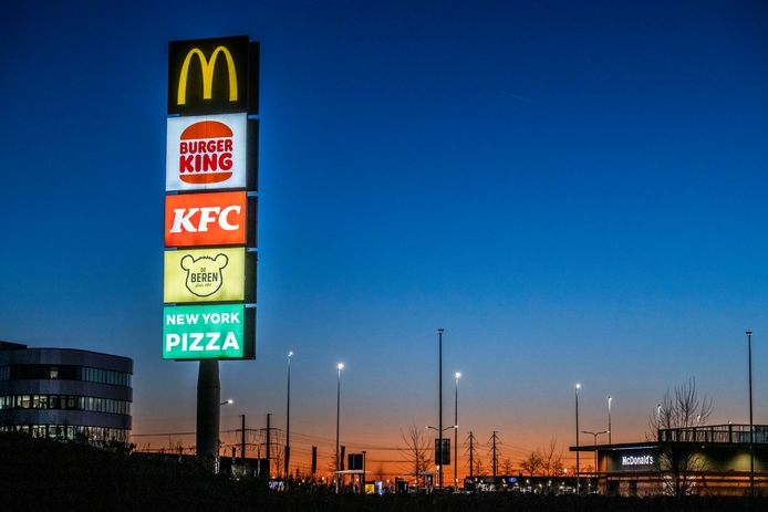 Een fastfoodboulevard naast de A58 met MacDonald’s, Burger King, KFC, De Beren en New York Pizza.