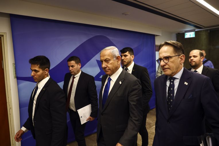 De Israëlische premier Benjamin Netanyahu arriveert op een wekelijkse kabinetsvergadering te midden van een golf van geweld in Jeruzalem en de Westelijke Jordaanoever. Beeld ANP / EPA