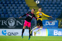 Agougil vecht een luchtduel uit met FC Volendam-spits Robert Mühren.