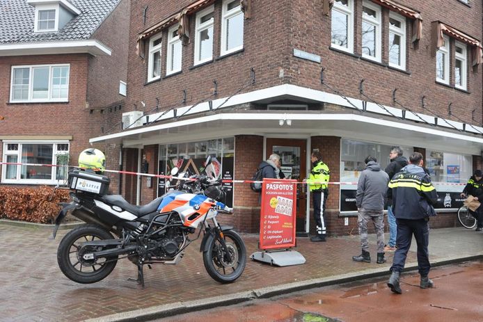 Slagerij Jaraya woensdag nadat dinsdagnacht een deur was beschoten.