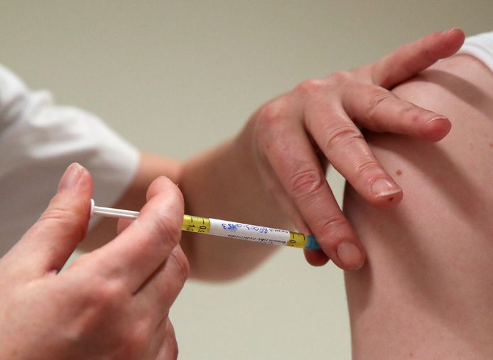 Testvaccinatie met het CureVac-vaccin, in maart in Brussel. In ons land namen enkele duizenden mensen deel aan de studies, waarvan de voorlopige resultaten heel teleurstellend zijn.