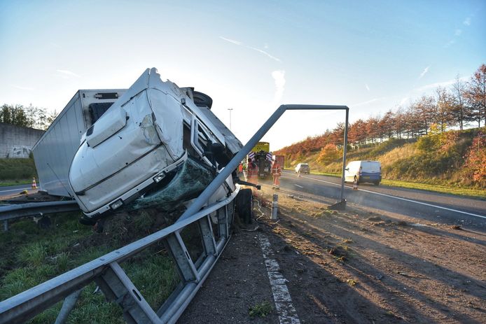 Archiefbeeld van een gecrashte vrachtwagen. 45 ‘snelwegfilmers’ gingen destijds op de bon omdat ze al langsrijdend beelden zaten te maken.