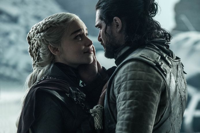 Emilia Clarke en Kit Harington als Daenerys en Jon Snow in de finale van ‘Game Of Thrones’.