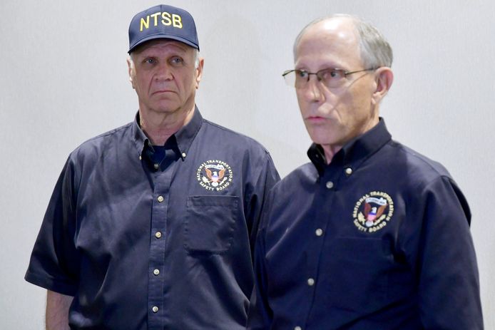 De hoofdonderzoeker van de NTSB Robert Acetta (links) en de voorzitter van de NTSB Bruce Landsberg.