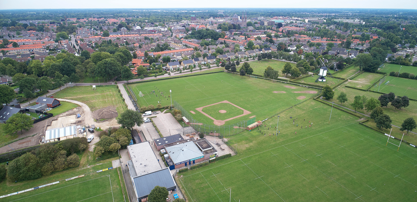 Een oude luchtfoto van Park Moleneind in Uden met daarin centraal het veld van Red Sox. Of de club gaat verhuizen is nu weer onzeker, tot grote ergernis van de overige gebruikers van het groene park.